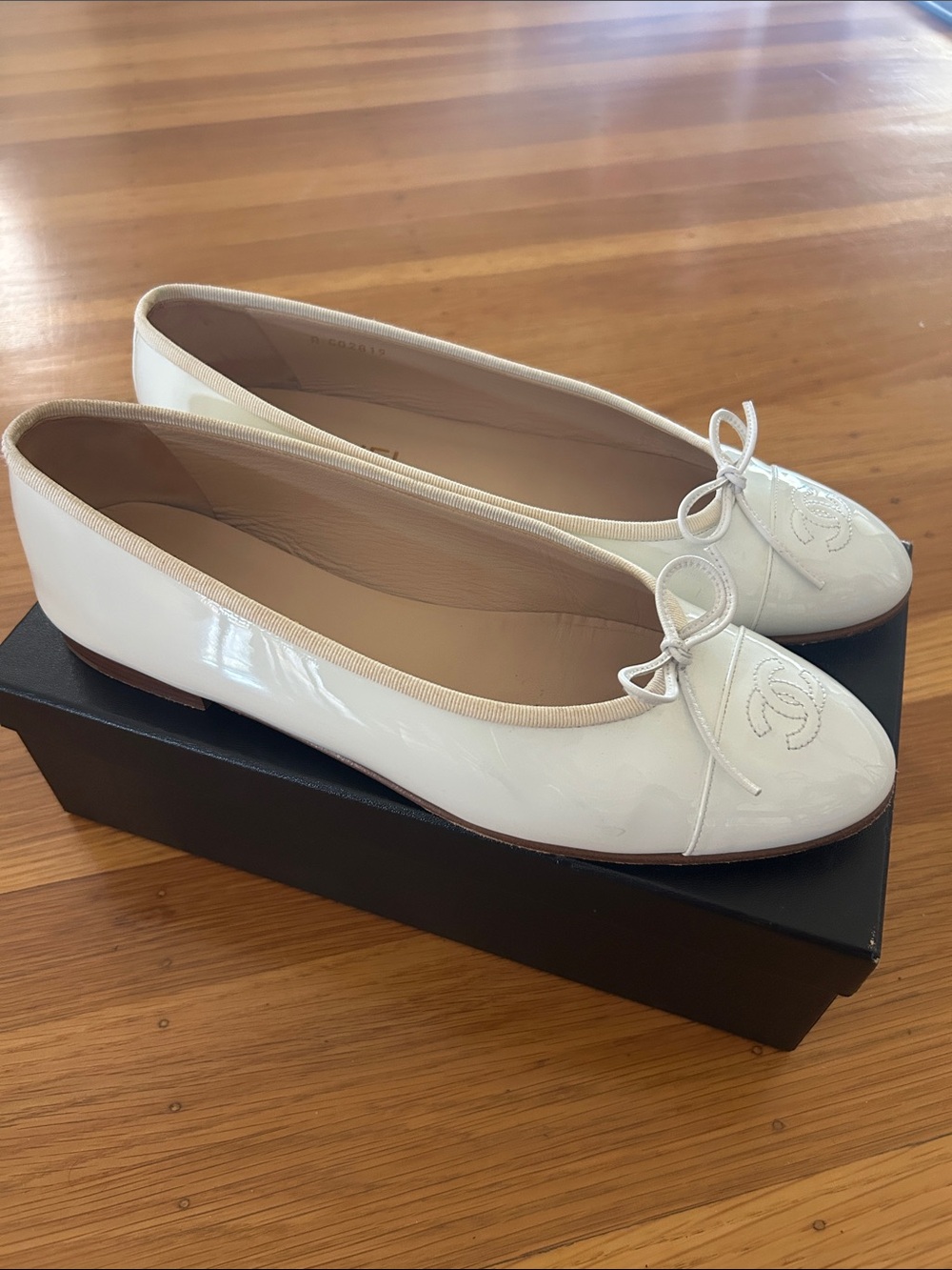 CHANEL White Patent Leather Ballet Flats with Bow and CC Stitching - Picture 2 of 6